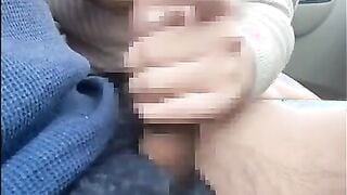 FC2-PPV-4737683 新妻さんの車内手コキとフェラ動画になっています。