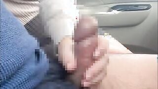 FC2-PPV-4737683 新妻さんの車内手コキとフェラ動画になっています。