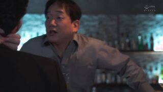 JUR-369 ハプニングバー人妻NTR 「あなたのためよ…」と言っていた妻がいつしか群がる男たちに夢中になっていた。 白石茉莉奈 藤井レイラ