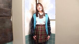 USAG-078 バレたらヤバイ！授業を抜け出してトイレで即尺フェラチオ！たっぷり舌上発射編