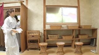 HODV-21274 1人で温泉にやってきたボクが混浴であることに気づかず露天風呂に入ったら、女子会旅行でやってきた美女御一行様と鉢合わせ！湯船に見え隠れする美尻にフル勃