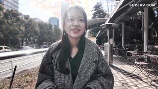 SIRO-5495 【黒い服に隠された魅惑のボディ】 笑顔と声が可愛い事務職かすみさん(30) 足をあげ自らチ●ポを懇願。ジョボジョボ潮吹きでイキまくり！！ 【初撮り】ネ