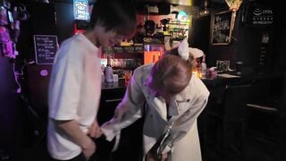 EBWH-243 ギャルと呑むと楽しいしエロがってくれる！ Jcup完璧ボディ痴女が酔った勢いでM男を容赦なくイカせまくる逆ナンはしご酒 清宮仁愛