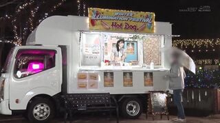 SDAM-073 イルミネーションを見に来ていた冬休み中の女子大生さん 「半裸で移動販売してみませんか？」お客さんにバレないよう10分おきに過激になる下半身イジられミッシ