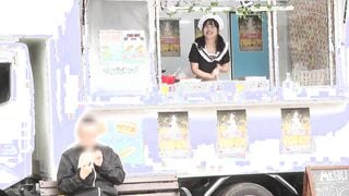 SDAM-073 イルミネーションを見に来ていた冬休み中の女子大生さん 「半裸で移動販売してみませんか？」お客さんにバレないよう10分おきに過激になる下半身イジられミッシ