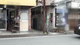 SW-590 本屋でガリ勉してる思春期学生の目の前に人妻のボインが！最初はエロ本見せつけ目を奪われてたら、自分のパンチラと胸チラで誘惑エスカレート！ギン勃ち未経験チ○コを