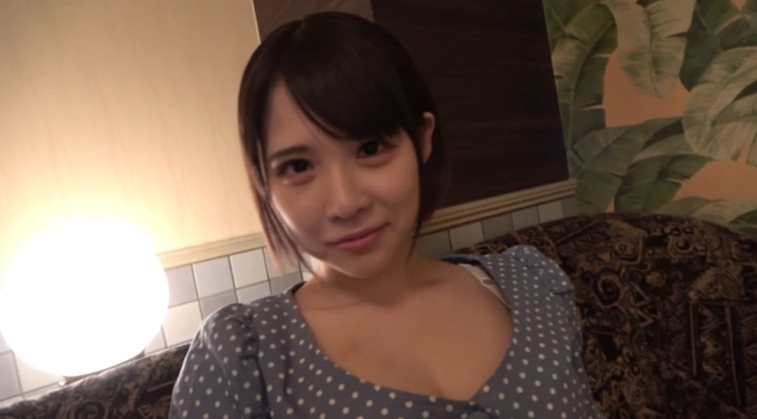 FC2-PPV-4736166 腰部微微抬起，顫抖著說“好舒服啊”！在交友網站上遇到的可愛女孩！最後還央求內射♡