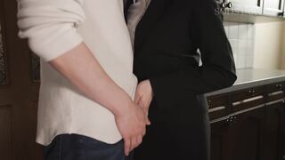 START-393 同棲するため物件を内見にきたカップルの彼氏を寝取って生ハメ中出しさせる淫乱巨尻な不動産レディ 唯井まひろ