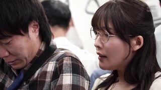 DANDY-991 「おばさんの私に触られて勃っちゃう君が悪いんだよ」彼女が隣にいても構わずイケメン彼氏を背後からネチョいコネくり手コキで勃起誘惑する性欲熟女