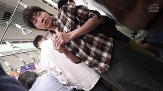 DANDY-991 「おばさんの私に触られて勃っちゃう君が悪いんだよ」彼女が隣にいても構わずイケメン彼氏を背後からネチョいコネくり手コキで勃起誘惑する性欲熟女