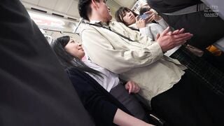DANDY-991 「おばさんの私に触られて勃っちゃう君が悪いんだよ」彼女が隣にいても構わずイケメン彼氏を背後からネチョいコネくり手コキで勃起誘惑する性欲熟女