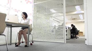 JUL-813 夫の身代わりになった高慢女上司、恥辱のクレーム対応―。 悪質男に固定バイブを強●されて謝罪と絶頂を繰り返す人妻―。 綾瀬麻衣子