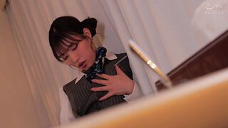 MKMP-664 スレンダー受付嬢はマッサージを頼む男性の部屋に入り、鼠径部をじわり責め。「我慢しなくていいですよ」とささやき、布越1cm挿入してくるのでチェックアウトの