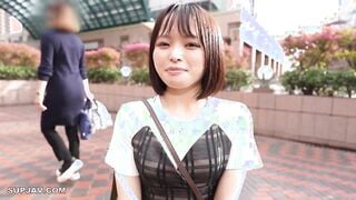 SIMF-002 Primer disparo con Yukina, un hedonista que es regular en un contratiempo que no puede dejar de jugar con hombres.