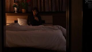 ROE-334 家族皆が巣立った実家で、 母と過ごすtidythinの日々―。 葉月保奈美