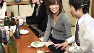SW-616 同窓会で会った初恋の女が人妻になっていた！夫に欲求不満の彼女は僕をパンチラ誘惑して、勃起チ○コをテーブルの下で握りしめてきた。もうみんなの目を盗んで店内でヤ
