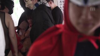 MIDA-322 ハロウィンに向かう人波の満員電車で声も出せずに痴●される逆バニーコスプレ巨乳娘 小鈴みかん