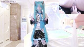 FC2-PPV-4761627 スレンダー美人なアパレル系陰キャダウナーレイヤーＹさんにテカミク衣装が手に入ったので着せちゃいました…オナニー編