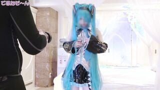 FC2-PPV-4761627 スレンダー美人なアパレル系陰キャダウナーレイヤーＹさんにテカミク衣装が手に入ったので着せちゃいました…オナニー編