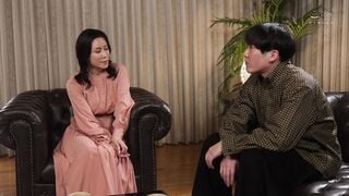 ROE-384C 「絶対に、絶対に…、内緒にしていて―。」 サレ妻の休日、女性用風俗に現れた息子の友人に溺れる密会逢瀬。 水野優香