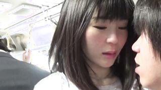 SW-627 満員バスで夫が横に居るのに他人のチ○ポが尻に触れるたび興奮が高まる奥さん。むっちりミニスカ尻の反応して勃起したチ○ポをスリル萌えで思わず握りしめていた。こん