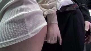 SW-627 満員バスで夫が横に居るのに他人のチ○ポが尻に触れるたび興奮が高まる奥さん。むっちりミニスカ尻の反応して勃起したチ○ポをスリル萌えで思わず握りしめていた。こん
