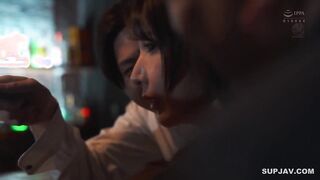 【モザイク破壊】JUR-370 ハプニングバー人妻NTR 「あなたのためよ…」と言っていた妻がいつしか群がる男たちに夢中になっていた。 新妻ゆうか 目黒ひな実