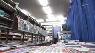 SW-639 本屋で人妻のパンチラが目の前に！参考書探してる真面目学生にエロ本見せつけ、胸チラやパンチラ誘惑してくるいけない奥様。勃起したチ○ポを尻にこすりつけ、店員や他