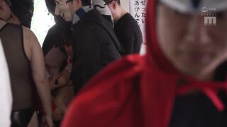 MIDA-322C ハロウィンに向かう人波の満員電車で声も出せずに痴●される逆バニーコスプレ巨乳娘 小鈴みかん