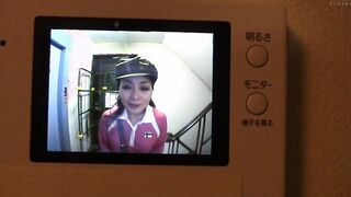 DBNK-081 玄関先で宅配・集金のおばさんに誘惑されて 唾液手コキ濃厚フェラで抜いてくれた！4時間