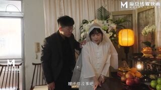 麻豆传媒MD-0337 未亡人在灵堂偷情 遗照前被猛干骚逼 钟宛冰