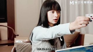麻豆传媒MSD-201 清纯女高中生成年即出道 变态摄影师操坏学生逼 甜甜