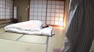 SCOP-369 出張先の旅館の手違いで同僚と相部屋になってしまった。寝ようと思ったら爆睡している同僚のオッパイがポロリ。あなたなら夜這いスル？シナイ？