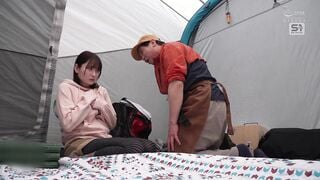 SONE-970 誰も助けに来ない山奥深くのキャンプ場でひと際目立つKカップソロキャンパーが襲われる！胸元ゆるゆるキャンプ 鷲尾めい