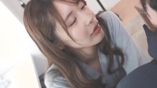 IPZZ-676C 人のモノを奪いたくなっちゃうニコニコ清楚系ビッチのエグい淫語と愛嬌抜群おっぱい誘惑に男は勝ち目がない… 長浜みつり