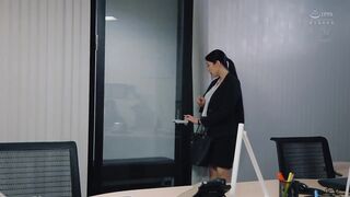 JUR-466C 人妻秘書、汗と接吻に満ちた社長室中出し性交 性欲をそそるいやらしい肉体秘書―。 七海ティナ