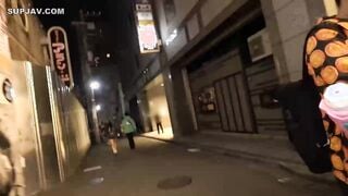 MAAN-1117 【ハロウィン2025 プリ尻パリピギャル】光るヒップで渋谷を制圧！蛍のように舞うスレンダー美女降臨！！止まらないテンションでデカチン食べ比べダブルフェ