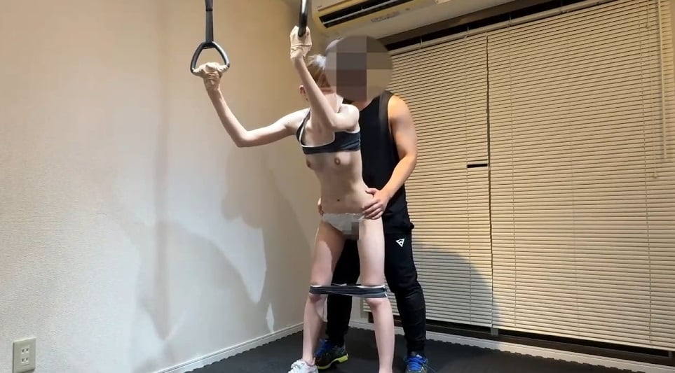 FC2-PPV-4785970 【無處可逃】吊環固定站立後入 矛盾的溼透狀態 極致滿足的大量顏射