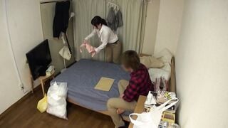 SCOP-376 童貞の僕が一人暮らしの部屋に清掃業者を呼んだら、まさかの巨乳女。熱心にカラダを動かし、仕事をしている彼女は汗びっしょり。汗染みで胸の形が更に強調されたT