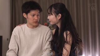 MVSD-654C 隣に彼女がいるのにデッサン中に僕にだけアソコを見せつけ微笑みかけてくるヌードモデルの露出狂お姉さん 真希いずみ