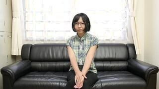 SUDA-031 ペットショップで働くアニメ好き細っそり奥さんはエッチな想像だけでパンツを汚すドMで隠れスケベのメガネ主婦 波形さん25歳