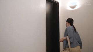 MOON-048 声を我慢してるのに潮がダダ漏れ！高飛車な女上司に媚薬を●ませて残業中に声ガマン無言キメセク 松井日奈子