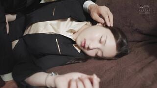 ADN-732C-U 媚薬直塗り食い込みパンツで下半身を子鹿のようにガクガク震わせて歩くたびに失禁する美脚社長秘書 白峰ミウ