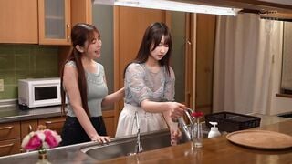 BBAN-559 สาวสวยหน้าอกใหญ่ที่ถูกเลี้ยงดูมาด้วยหัวนมอนาจารเมื่อก่อนเธอจำไม่ได้เนื่องจากการล้างสมองของแม่สามี... สาวสวยหน้าอกใหญ่ที่สูญเสียเหตุผลและกลายเป็นเลสเบี้ยนเนื่องจากการถึงจุดสุดยอดหัวนมเหนียว ชิโอริ โยริโมโตะ ยุย ฮาตาโนะ