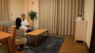 SCOP-389 娘の彼氏が先に家に来たので、お茶を出そうと部屋に近づくと、あろうことか私のパンティーを嗅ぎながらオナニー中。その姿に最近ご無沙汰の淫乱若妻は廊下で堪らず