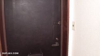 【モザイク破壊】HUNTC-384 「もっと私を見て…」夫以外の男に女として意識された若妻…。セックスレスの寂しさを埋める為、近くに夫がいるのにも関わらずジップスカートを