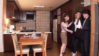 【モザイク破壊】HUNTC-384 「もっと私を見て…」夫以外の男に女として意識された若妻…。セックスレスの寂しさを埋める為、近くに夫がいるのにも関わらずジップスカートを