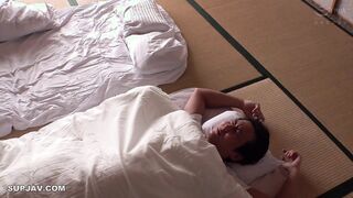 【モザイク破壊】HZGD-152 布団の中で親友の奥さんと密着不倫セックス-寝ている旦那の隣で夜●いをかけて中出しをオネダリする人妻- 咲乃小春