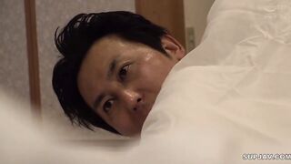 【モザイク破壊】HZGD-152 布団の中で親友の奥さんと密着不倫セックス-寝ている旦那の隣で夜●いをかけて中出しをオネダリする人妻- 咲乃小春
