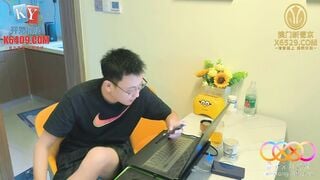 星空传媒XKKY084 高冷女老板遭猥琐员工引诱跪舔鸡吧 可可